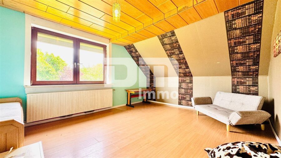 Charmantes Einfamilienhaus/Resthof mit viel Platz, modernisierter Technik und idyllischem Garten - Wohnhaus OG / DG Schlafzimmer